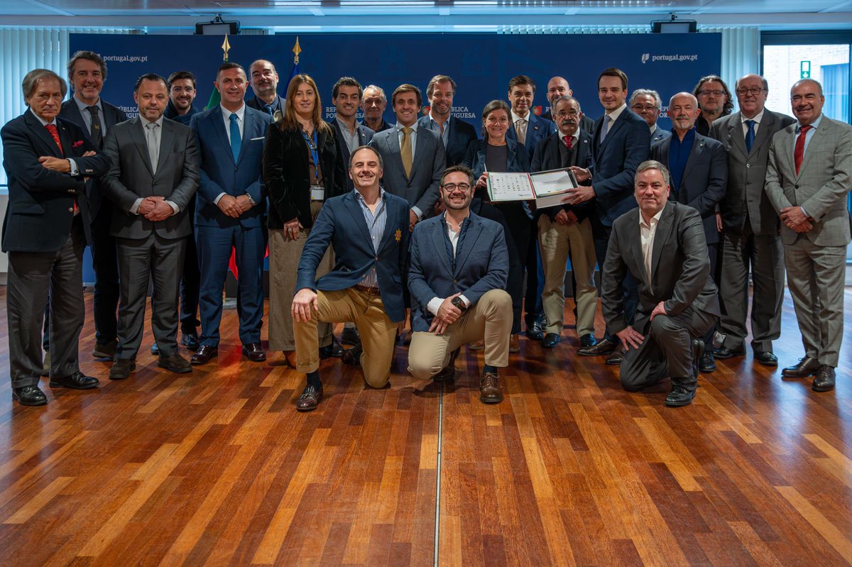 RPPortugalUE's tweet photo. A Representante Permanente Adjunta @ManuelaTPinto recebeu uma delegação da Confederação do Desporto de Portugal, chefiada pelo respetivo Presidente Daniel Monteiro, acompanhado por 20 presidentes de várias federações desportivas. 

Este encontro permitiu abordar os principais desafios e oportunidades do desporto português no contexto europeu.

📸 Tony da Silva