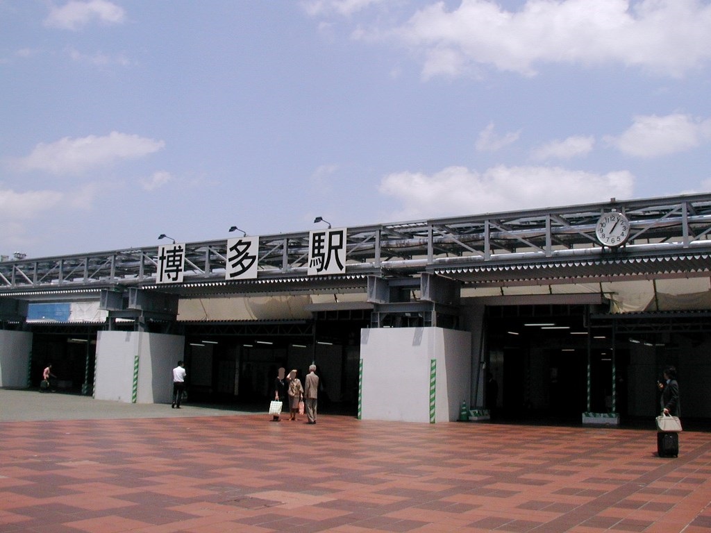 scene_B's tweet photo. 18年前の博多駅の正面玄関「博多口」。 https://t.co/i9Sm5V1fLy