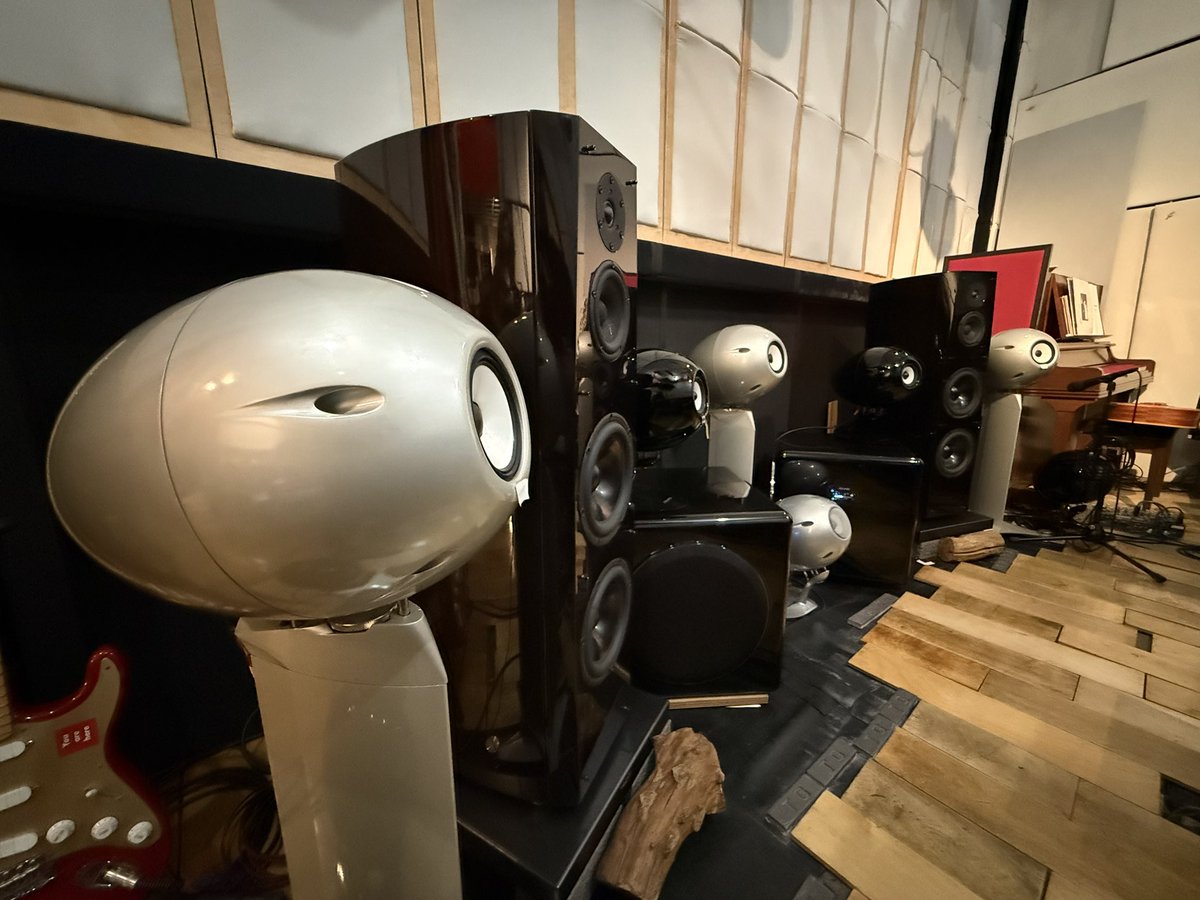 emc_hiroshi's tweet image. マスタリングエンジニアのレジェンド、オノセイゲン氏が率いる「サイデラ マスタリング&amp;amp;レコーディング（SDM）」にて、スタジオ専用EMC電源工事の下見。
巨匠自らお出迎え！
「ここにEMCの電源が導入されたら最高でしょ♪」（オノセイゲン氏）
#オーディオ
#sdm
#オノセイゲン
#onoseigen
#emc設計