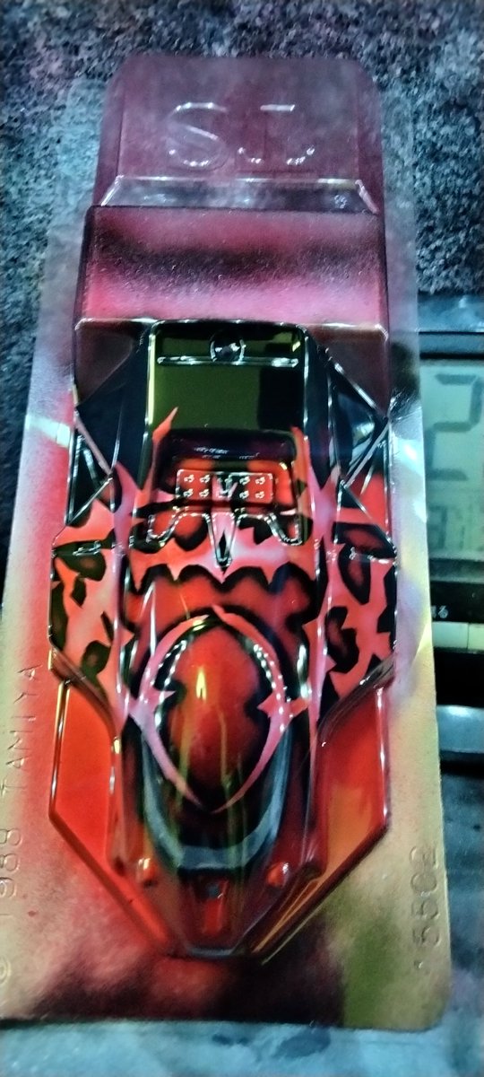 約1時間ちょい🥱

任務完了🐼
ウィニングバード→
僕が感じるanksさんの雰囲気を
濃度を変えてフリーハンドの線吹き🤩

玉ちゃんお師匠へプレゼント😎
うきうきする✨って言ってたので
真っ赤！➕グラデーションでめちゃくちゃ激しくしてみました🥴