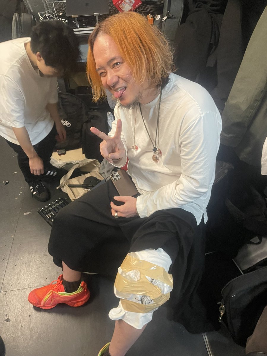 Aftertalk_News's tweet photo. 🎊Thank you🎊

渋谷FOWS

BACKDAV
-東名阪巡音"Unfolding Chapter"Tour-

1.開演来たりて、影法師
2.さよならポエミー
3.Socratic Dialogue
4.パクチーナイトカーニバル
5.Lotus
6.六月某日、晴ラル空

ツアー頑張って下さい！また絶対いつか！

写真は出番前に靭帯？半月板？をやったギターです https://t.co/csiabjXmlg