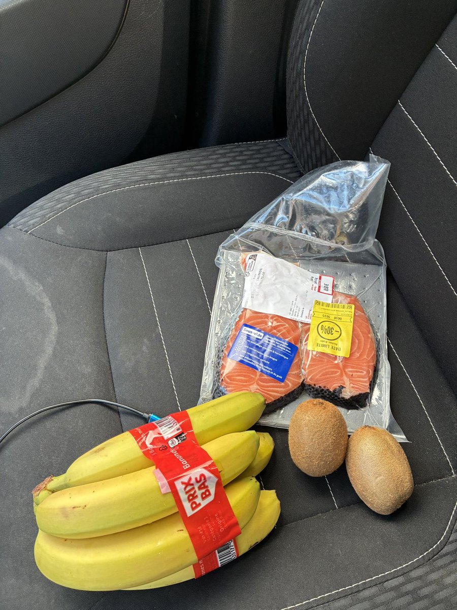 amakekette_'s tweet image. Je vous jure @AUCHAN_France nqvm j’étais partis faire mes courses j’ai juste trainé car j’ai croisé un copain (ils ont mis ça sur mes deux vitres arrières et c’est impossible à enlever)