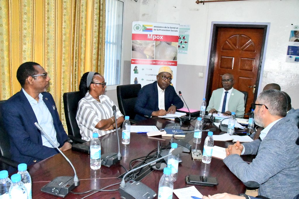 OMSComores's tweet photo. #mpox | La Représentante de l'OMS et ses conseillers ont honoré l'invitation du ministre de la Santé, qui a organisé une réunion avec les partenaires techniques et financiers du secteur de la santé hier après-midi à Moroni.

Cette rencontre s'inscrit dans le cadre de la coordination des efforts de riposte face à l'épidémie de mpox, déclarée aux Comores le 23 janvier dernier.

L'OMS salue la clarté des échanges et la progression des discussions visant à optimiser le soutien apporté au pays dans cette lutte contre la mpox.