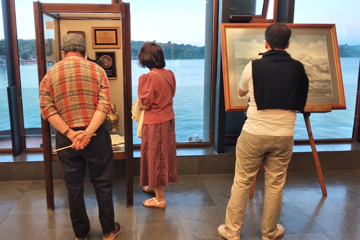 ✈️Un grato encuentro se vivió en el marco de las 58° Semanas Musicales de Frutillar.🎵
La exhibición de las vitrinas del <a href="/museo_nae/">Museo Nacional Aeronáutico y del Espacio</a>, contó con la visita de Mirtha Aurora Carrillo Duhalde, sobrina de la aviadora Margot Duhalde, a quien está dedicada la muestra.👏