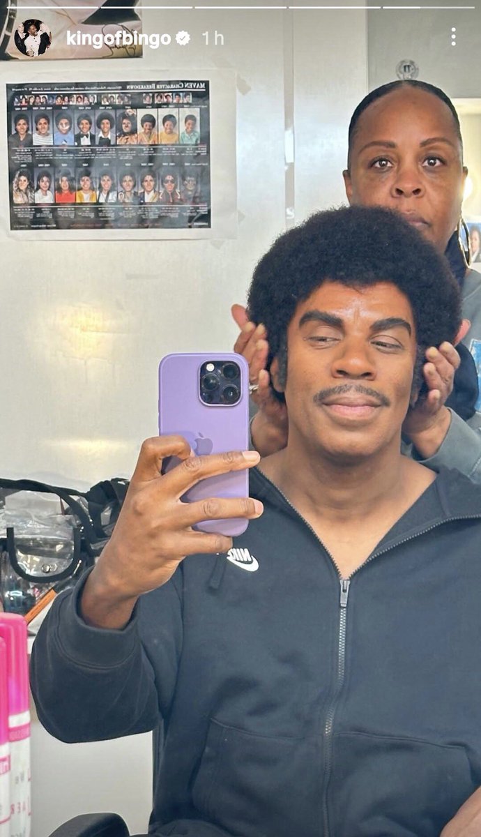 mjculturebrasil's tweet image. O Jaafar Jackson na era Dangerous tá SIMPLESMENTE IDÊNTICO. 😱

Colman Domingo postou foto no camarim e "vazou" o Character Breakdown de 'Michael'. 

Dá um zoom no painel lá atrás: temos a cronologia COMPLETA da maquiagem, incluindo a fase Dangerous/Black or White.