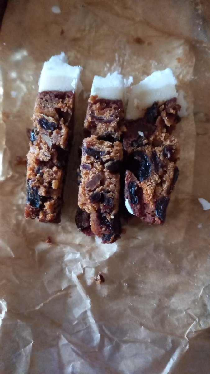 BDuffma's tweet image. #Clare #Burren #100daysofwalking 🟡🔵🖤🤍💚💛  ⚪️⚫️ Can't beat Christmas cake for a gee-up!