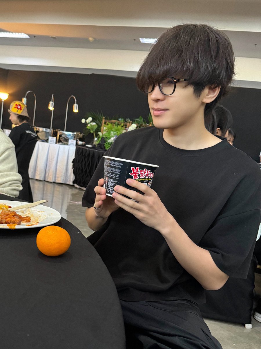o0wnow's tweet photo. 베어브릭에 가발 얹었는데 바로 불닭먹는 원우됨 ㅜㅜ;; https://t.co/KhUAHqksK8