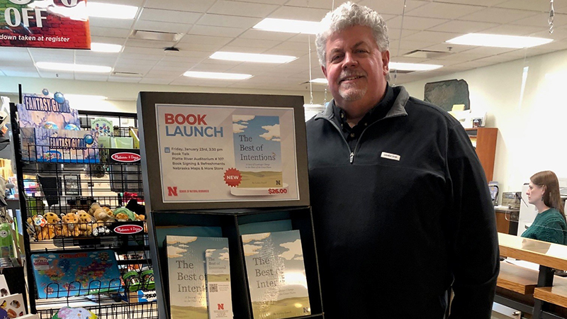 GeitnerSimmons's tweet photo. New book from our university's Larkin Powell describes long-term changes in Nebraska landscapes. Larkin, a wildlife biologist and the head of the School of Natural Resources, is a prolific author

https://t.co/ifFZu8HQoj https://t.co/RgVwyNvZVl