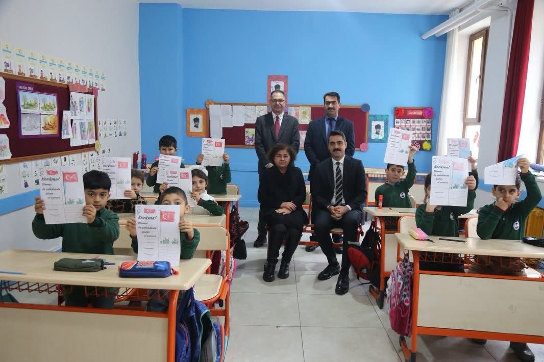 Ey mavi göklerin beyaz ve kızıl süsü
Kız kardeşimin gelinliği, şehidimin son örtüsü
Işık ışık, dalga dalga bayrağım! Senin destanını okudum, senin destanını yazacağım.
#İstiklalBayraklaİstikbalMaarifle
<a href="/Yusuf__Tekin/">Yusuf Tekin</a>
<a href="/TunceliValiligi/">T.C.Tunceli Valiliği</a>
<a href="/TC_Pertek/">Pertek Kaymakamlığı</a>
<a href="/BahameddinK/">Bahameddin KARAKÖSE</a>
pertek.meb.gov.tr/www/egitim-ogr…