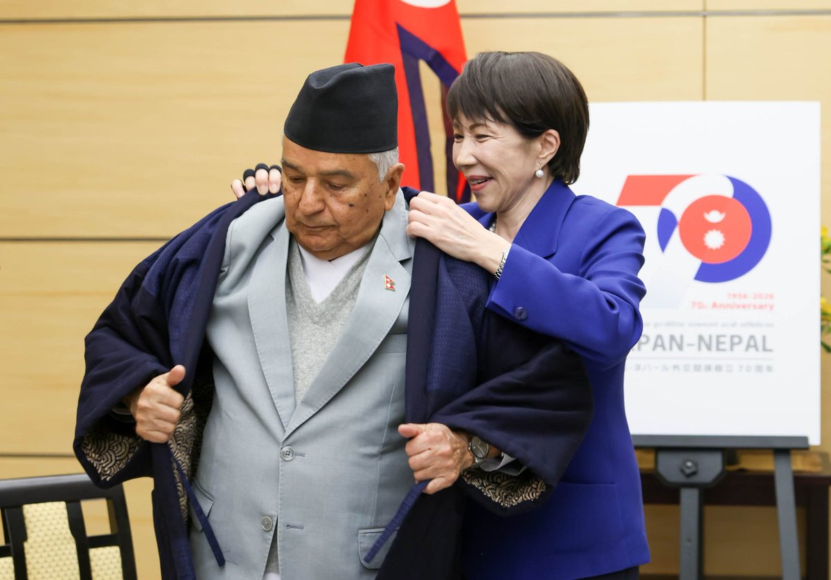 ChandonRos43840's tweet photo. 高市総理🇯🇵  
日ネパール外交関係70周年という節目の年に、ポーデル大統領との会談が行われたこと、とても意義深いですね🇯🇵🌍️🇳🇵
長年の友好関係が、さらに未来へとつながっていくことを嬉しく思います。
🇯🇵🤝🇳🇵

半纏の贈り物とは、さすが総理ですね。💡🌺  
白いストールもふかふかで、とても暖かそうです。🤍🧣  
明日からのご活動にぜひお役立てください💫  

総理も、どうかご無理なさらずにお過ごしください。🙏🏔️☃️
少しでも安らげる時間がありますように😴🕊️

#高市総理
#ポーデル大統領