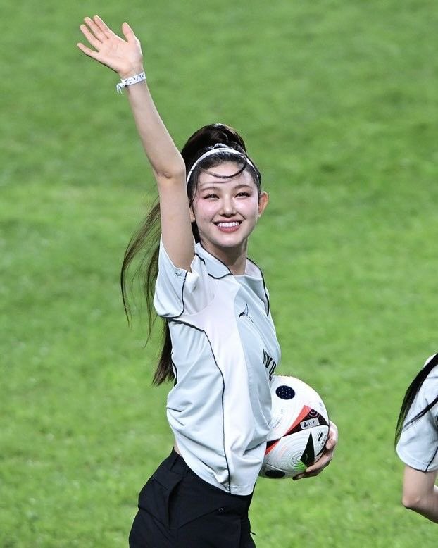 hypeg1rls's tweet image. danielle is one of those people with extra flexible elbows fun fact i guessidk