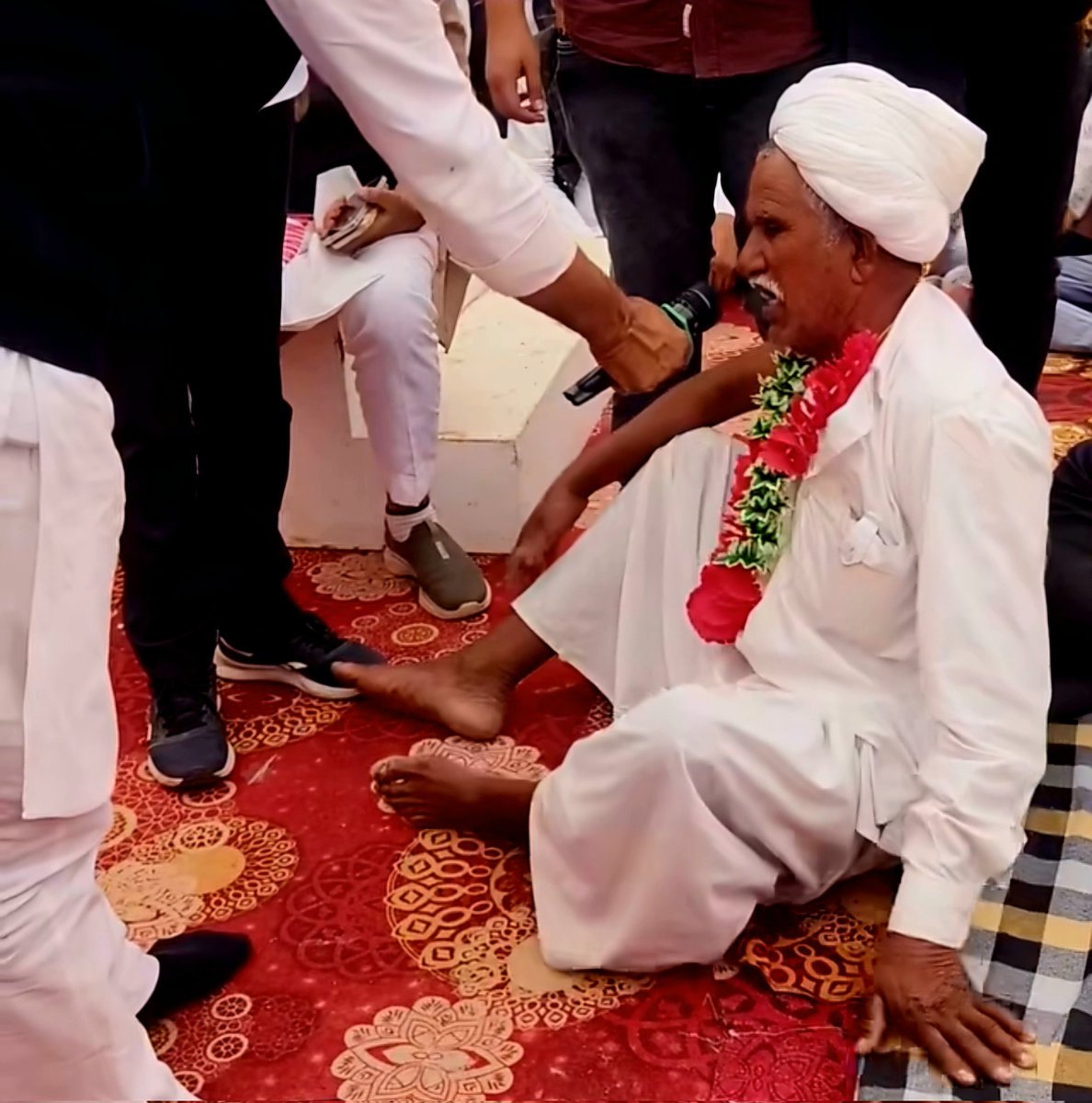 खेजड़ी बचाओ प्रकृति बचाओ महापड़ाव बीकानेर में आमरण अनशन पर बैठे सैकड़ों लोगों में से ऐक बुजुर्ग बाबाजी की कुछ तबियत बिगड़ने जैसी परिस्थितियां बनी