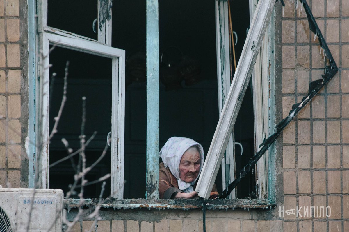 Цих людей у Харкові росія намагалась вбити сьогодні вночі і вранці ракетами і холодом, а вдень — «Шахедом».

Дивіться у фоторепортажі Павла Пахоменка, як рятують жителів п'ятиповерхівки, в яку росія поцілила БпЛА: nakypilo.ua/novyny/rosiian…