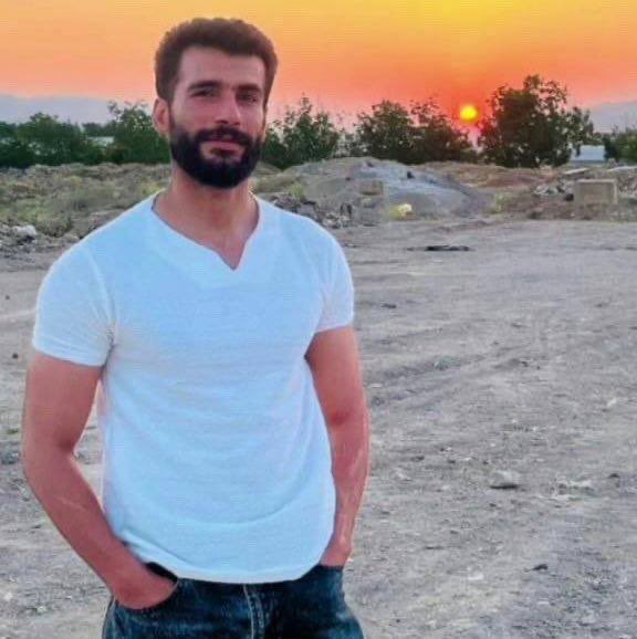 bisangar_IR's tweet image. #فرشاد_محمودیان | #Farshad_Mahmoudian
فرشاد محمودیان، اهل لردگان، با اتهام مستقیم محاربه در اعتراضات محلی بازداشت شده و گزارش‌ها از خطر اعدام خبر می‌دهند.