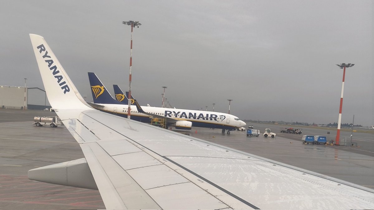pues nada, otro retraso de la mano del aire de Ryan. por cierto, me jode pila que el logo no sea un palindromo, haz algo @diego_jlopezz