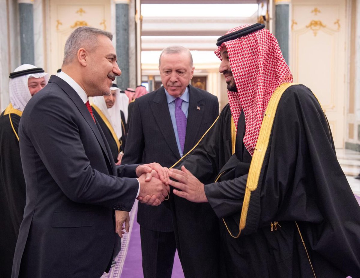 SaudiNews50's tweet photo. عاجل..

ولي العهد يستقبل في قصر اليمامة بالرياض رئيس جمهورية تركيا ويقيم مراسم استقبال رسمية لفخامته، ويعقدان جلسة مباحثات رسمية.

- https://t.co/nKATTxFttK
