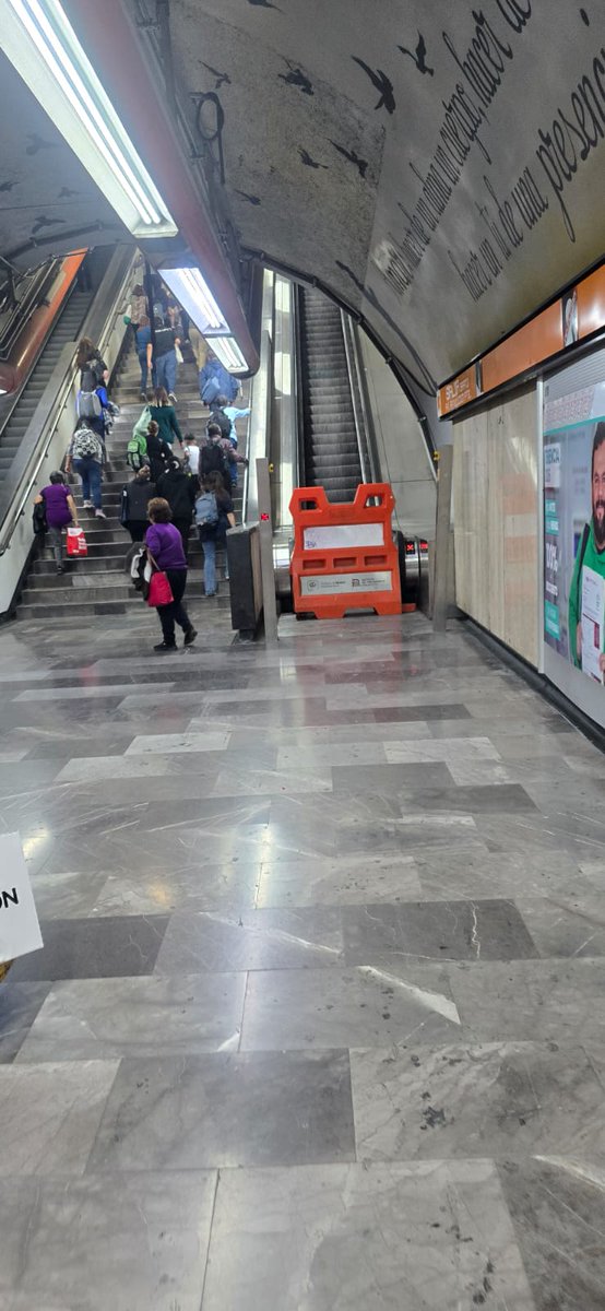 Ferrojas_of's tweet photo. La gente se queja de que las escaleras eléctricas ya no sirven, pero si cuidarán las cosas durarían un poco más. Una simple instrucción de NO CAMINAR en ellas no la pueden cumplir y la mayoría las usa para subir o bajar más rápido. 🙃
#MetroCDMX #CDMX #metro 
@MetroCDMX @GobCDMX https://t.co/dCBt1OFWM8