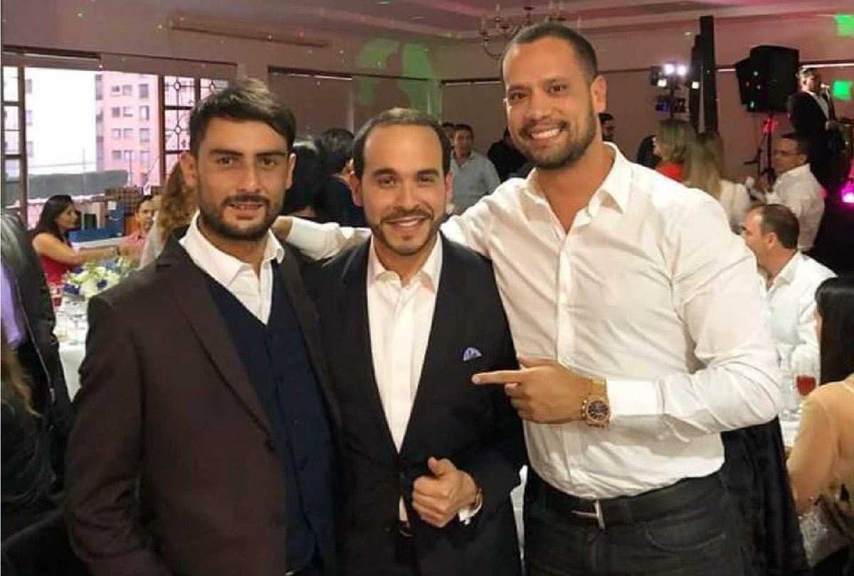 Pregunta: ¿Ese que aparece a la izquierda del filipichín, no es Gustavo Rugeles el que le cascaba la mujer? 

Lo peorcito del país con La Tigresa de Oriente

elpais.com/internacional/…