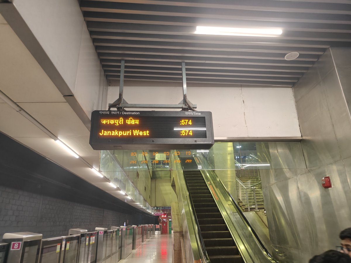 arnold9samuel's tweet photo. @OfficialDMRC 574 minutes of waiting at Munirka Metro Station...
Display issue with the timer https://t.co/eWr1QAgSWz
