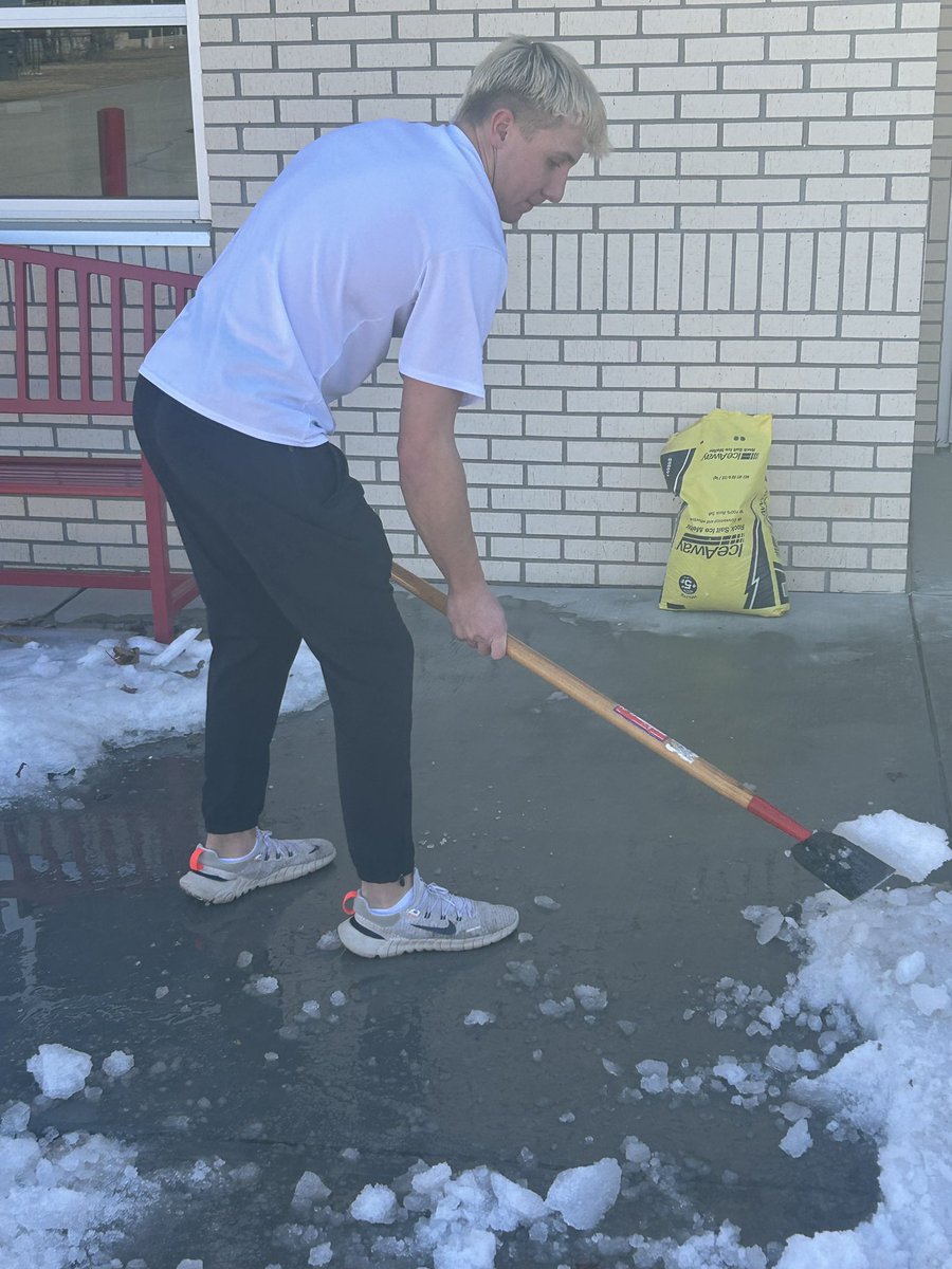 CoachTO4's tweet image. 🐺🔴 If you need something done, I know a guy‼️ @GageCoppen2026 is always ready to Work🪏🥶 #DavisWolves #EAT #WTD