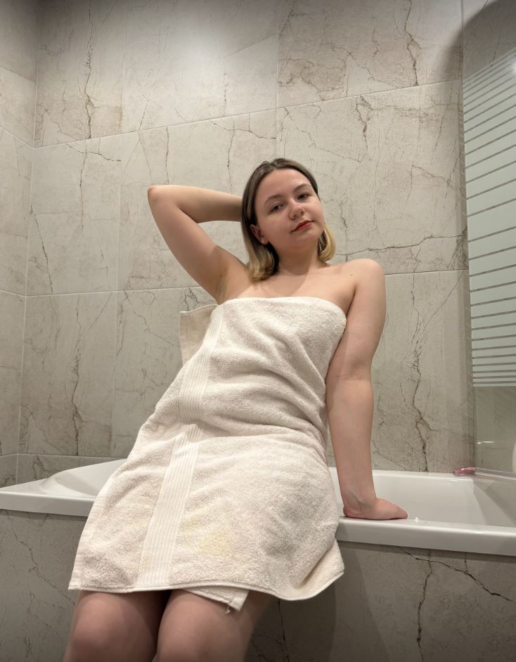 MalaLilinka's tweet photo. Jestli chceš vidět, jak mi spadnul ručník, tak dej retweet a  napiš do komentáře "hotovo" 😜😈 https://t.co/OoAE2wPumv