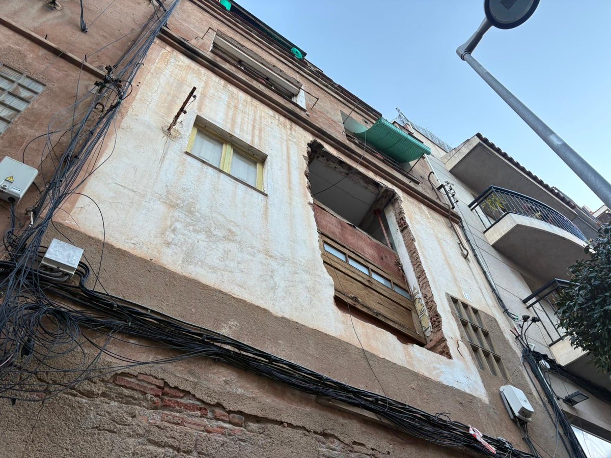 Totbadalona's tweet photo. 🏚️ Desallotjat l’edifici del carrer Isaac Albéniz, 13, al barri de la Salut, per risc de ruïna imminent. Els informes tècnics alertaven que no complia les condicions mínimes de seguretat. #Badalona https://t.co/30aOxOUv3X
