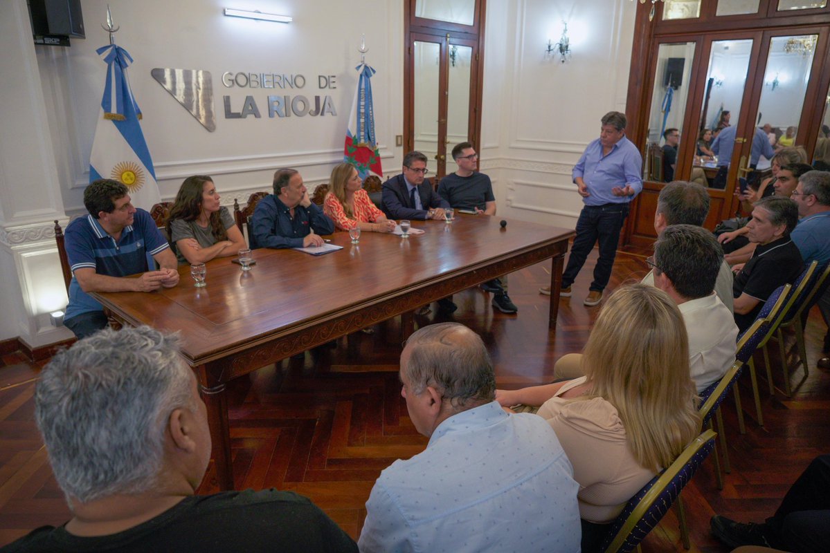Nos reunimos con el plenario de la CGT, para analizar el proyecto de Ley de Reforma Laboral que será tratado en el Senado de la Nación. 

Desde La Rioja planteamos con claridad nuestra profunda preocupación porque esta iniciativa pone en riesgo derechos esenciales de las