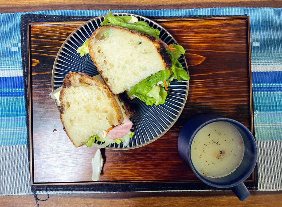 Tomo_Mrk3B01's tweet image. Sourdough #sandwich filling much of veggies and ham😋
Already past midnight, I was supposed to skip #dinner for retuning home late tonight. However, I couldn’t end up doing so due to my hungry stomach😅
Okay. Let’s eat!
#cookingathome 
#おうちごはん 
#twinglish 
#Twitter家庭料理