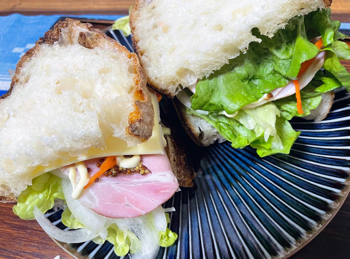 Tomo_Mrk3B01's tweet image. Sourdough #sandwich filling much of veggies and ham😋
Already past midnight, I was supposed to skip #dinner for retuning home late tonight. However, I couldn’t end up doing so due to my hungry stomach😅
Okay. Let’s eat!
#cookingathome 
#おうちごはん 
#twinglish 
#Twitter家庭料理