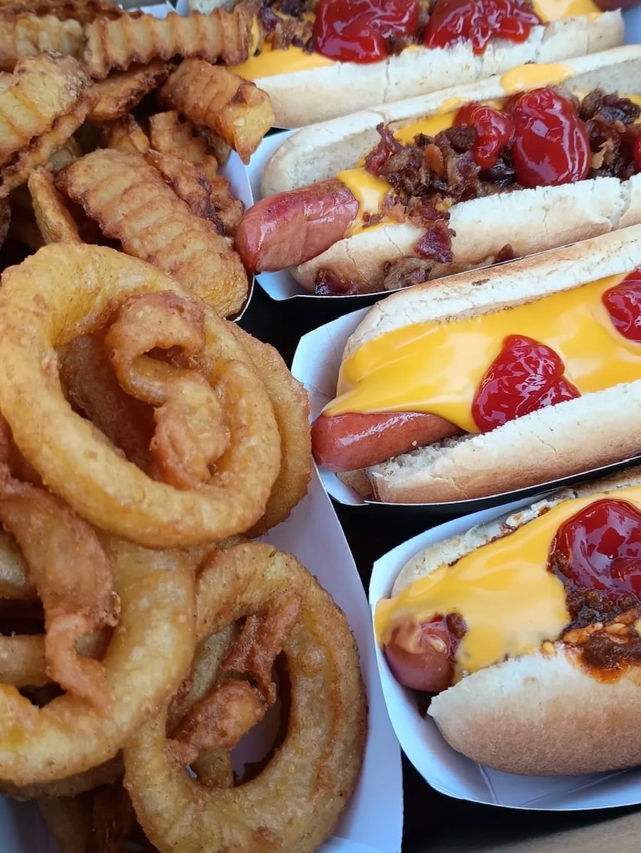 originalnathans's tweet image. Those New Year’s resolutions are done now, right? 👀

📸 @uncasetaabcn

#fries #onionrings #hotdog