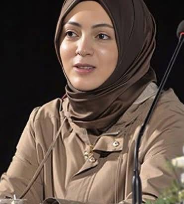 "Başıma birşey gelmeyecekse Atatürk'ü sevmiyorum. Şeriat istiyorum." diyen Nuray Bezirgan'ın Kanada'da yaşadığı ortaya çıktı.

Bak orda kadınların sokağa tek başına çıkmasının yasak olduğu istediğin sistemle yönetilen Afganistan var.

Ne işin var gâvur Kanada'da?