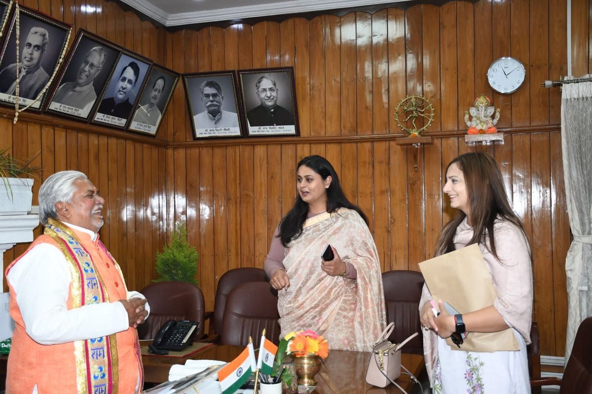 बिहार विधानसभा के बजट सत्र के प्रथम दिन माननीय अध्यक्ष आदरणीय श्री प्रेम कुमार जी से उनके कक्ष में शिष्टाचार मुलाकात हुई। इस अवसर पर बहन माननीय मंत्री आदरणीय सुश्री श्रेयसी सिंह जी उपस्थित रहीं। <a href="/IVeenaDevi/">Veena Devi</a> <a href="/IDineshPDSingh/">Dinesh Prasad Singh</a> <a href="/Jduonline/">Janata Dal (United)</a>