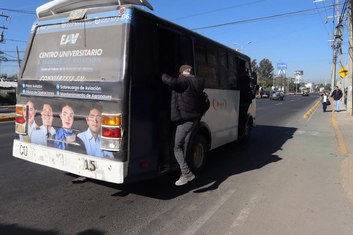 <a href="/albaesli/">Alba Espejel</a> <a href="/diaz_bibiana/">Bibiana Díaz</a> Bulevar CU y ruta Tecali están tardando en pasar en Valsequillo y entrada a la Guadalupana. Algunas unidades llevan personas colgadas.
Foto: <a href="/juliocesarmar19/">Julio César Martínez</a>