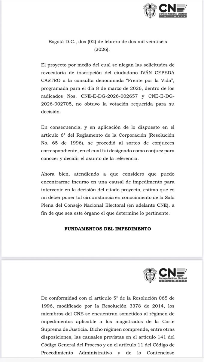 LuisGPerezCasas's tweet photo. Alejandro Felipe Sánchez Cerón, conjuez del @CNE_COLOMBIA se ha declarado impedido para participar de la decisión que podría revocar la inscripción de @IvanCepedaCast a consulta del 8 de marzo. Anexo su argumentación, que se extendería en los mismos términos a Álvaro Hernán Prada. Espero la debida diligencia de la @PGN_COL y de la @FiscaliaCol no puede continuar actuando impunemente, estando Prada enjuiciado en la @CorteSupremaJ por manipulación de testigos donde la víctima es Iván Cepeda, tiene un interés directo en este proceso. Recuerdo las normas aplicables: 

1. No declararse impedido cuando se debía hacerlo
es causal de mala conducta se encuentra en el Código General Disciplinario y en la Ley 734 de 2002.
*Causales de impedimento y recusación*
Según el Artículo 11 del Código de Procedimiento Administrativo y de lo Contencioso Administrativo (Ley 1437 de 2011), un servidor público debe declararse impedido cuando
tenga interés particular y directo en la regulación, gestión, control o decisión del asunto, o
cuando tenga algún parentesco con las partes involucradas”

2. “Falta gravísima*
La Ley 1952 de 2019, el artículo 11 de la misma ley establece que debe declararse impedido cuando haya un conflicto entre el interés general y un interés particular directo, como vínculos personales, familiares o judiciales que afecten la imparcialidad.

El artículo 39 numeral 5 prohíbe "no declararse impedido oportunamente, cuando exista la obligación de hacerlo", y esto se considera una violación a los deberes éticos y funcionales, lo que puede llevar a sanciones como suspensiones, multas o incluso destitución.
El Artículo 56, numeral 5, establece que no declararse impedido oportunamente, cuando exista la obligación de hacerlo, es una falta gravísima.

- Podría configurarse como “prevaricato por acción u omisión” (artículos 413 y 414 del Código Penal), si el servidor emite una resolución ilegal sabiendo de su impedimento, lo que se castiga con prisión de 4 a 12 años e inhabilidad para cargos públicos.