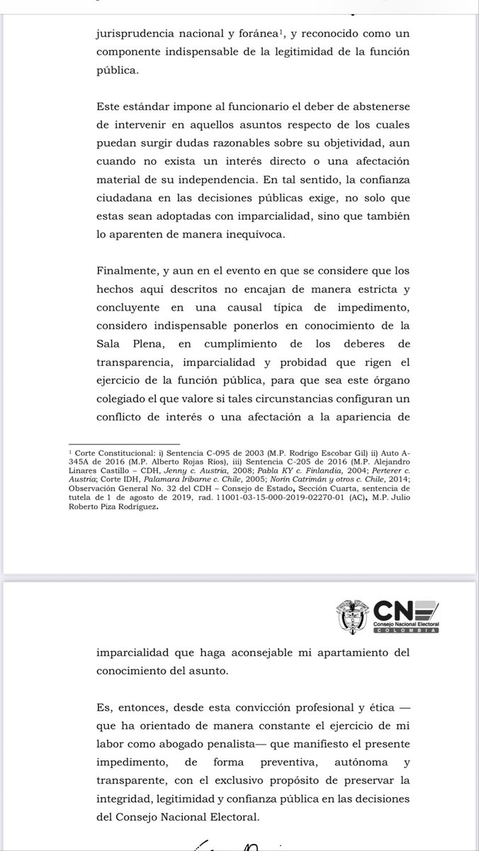 LuisGPerezCasas's tweet photo. Alejandro Felipe Sánchez Cerón, conjuez del @CNE_COLOMBIA se ha declarado impedido para participar de la decisión que podría revocar la inscripción de @IvanCepedaCast a consulta del 8 de marzo. Anexo su argumentación, que se extendería en los mismos términos a Álvaro Hernán Prada. Espero la debida diligencia de la @PGN_COL y de la @FiscaliaCol no puede continuar actuando impunemente, estando Prada enjuiciado en la @CorteSupremaJ por manipulación de testigos donde la víctima es Iván Cepeda, tiene un interés directo en este proceso. Recuerdo las normas aplicables: 

1. No declararse impedido cuando se debía hacerlo
es causal de mala conducta se encuentra en el Código General Disciplinario y en la Ley 734 de 2002.
*Causales de impedimento y recusación*
Según el Artículo 11 del Código de Procedimiento Administrativo y de lo Contencioso Administrativo (Ley 1437 de 2011), un servidor público debe declararse impedido cuando
tenga interés particular y directo en la regulación, gestión, control o decisión del asunto, o
cuando tenga algún parentesco con las partes involucradas”

2. “Falta gravísima*
La Ley 1952 de 2019, el artículo 11 de la misma ley establece que debe declararse impedido cuando haya un conflicto entre el interés general y un interés particular directo, como vínculos personales, familiares o judiciales que afecten la imparcialidad.

El artículo 39 numeral 5 prohíbe "no declararse impedido oportunamente, cuando exista la obligación de hacerlo", y esto se considera una violación a los deberes éticos y funcionales, lo que puede llevar a sanciones como suspensiones, multas o incluso destitución.
El Artículo 56, numeral 5, establece que no declararse impedido oportunamente, cuando exista la obligación de hacerlo, es una falta gravísima.

- Podría configurarse como “prevaricato por acción u omisión” (artículos 413 y 414 del Código Penal), si el servidor emite una resolución ilegal sabiendo de su impedimento, lo que se castiga con prisión de 4 a 12 años e inhabilidad para cargos públicos.