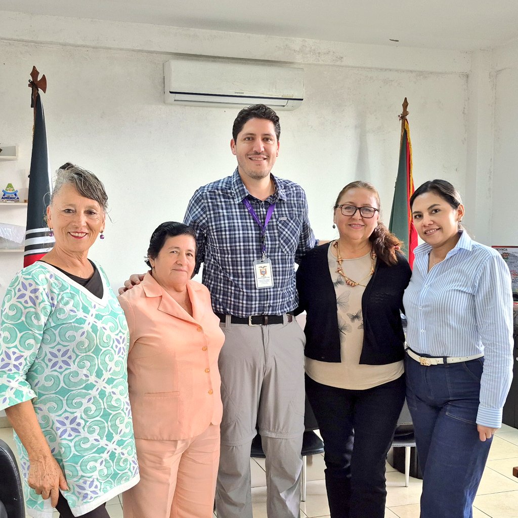 Agricultura_CZ4's tweet photo. #SantoDomingo | #MAGP, dialogamos con las emprendedoras del AFC  que conforman la Asociación Nacional de Emprendedoras del Ecuador #ANAME, para articular estrategias que impulsen la comercialización de sus productos y el desarrollo económico.
Mujeres que inspiran
#ElNuevoEcuador https://t.co/JSKmBNs4y9