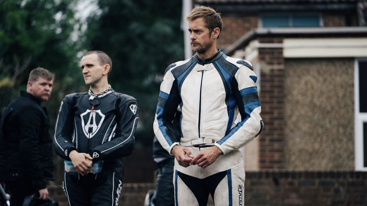 #Pillion #PillionMovie
หนังที่มอบอารมณ์และความรู้สึกให้แก่เรา แบบทั้งรักทั้เกลียดในคราวเดียว รักในการนำสังคมเกย์ในอีกรูปแบบที่ทั้งเร่าร้อน รุนแรง และความเสวของ Alexander Skarsgård แต่เกลียดความสัมพันธ์สุดกระอักกระอ่วน แต่หนังก็เหมือนรักคนเลว ที่ชอบและฝังใจไม่เลือน
#movietwit