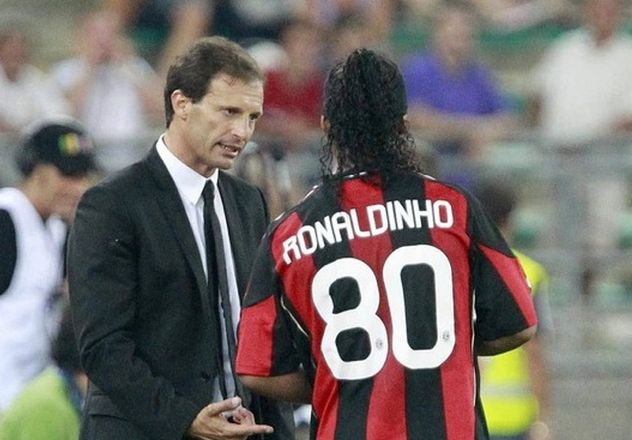 “Allegri (DT) me llamaba todos los días quejándose de que Ronaldinho llegaba tarde a los entrenamientos por salir de fiesta y apenas dormía.

Un día me llamó más enojado que de costumbre.

Me dijo: ‘Ya está, se me acabó la paciencia, vendé a Ronaldinho. Esta mañana llegó PUNTUAL
