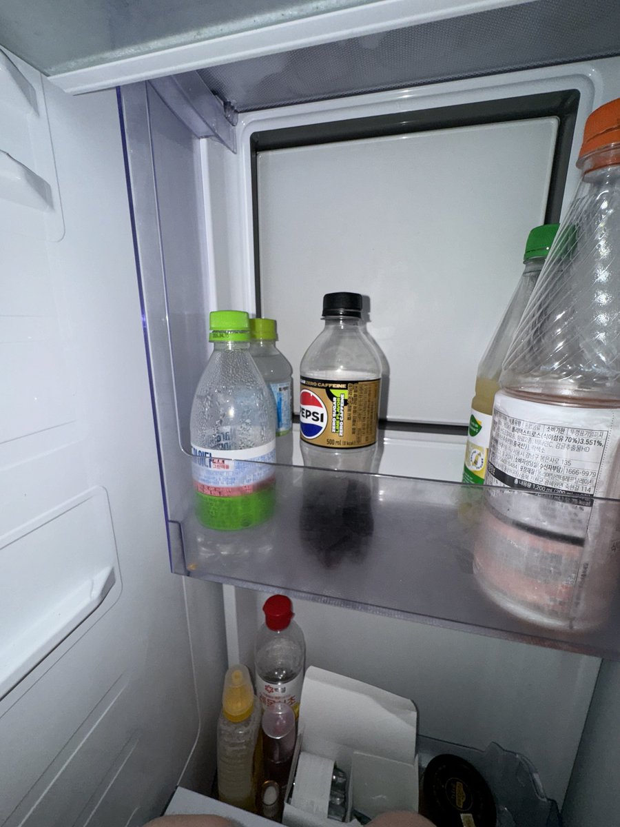 정병상태일때 처울면서 새벽에 뒤져야겠다 해서 냉장고 안에 들어왔는데 생각해보니까 불도 꺼지고 나가는법을 생각을 안해서ㅈㄴ무서웠음