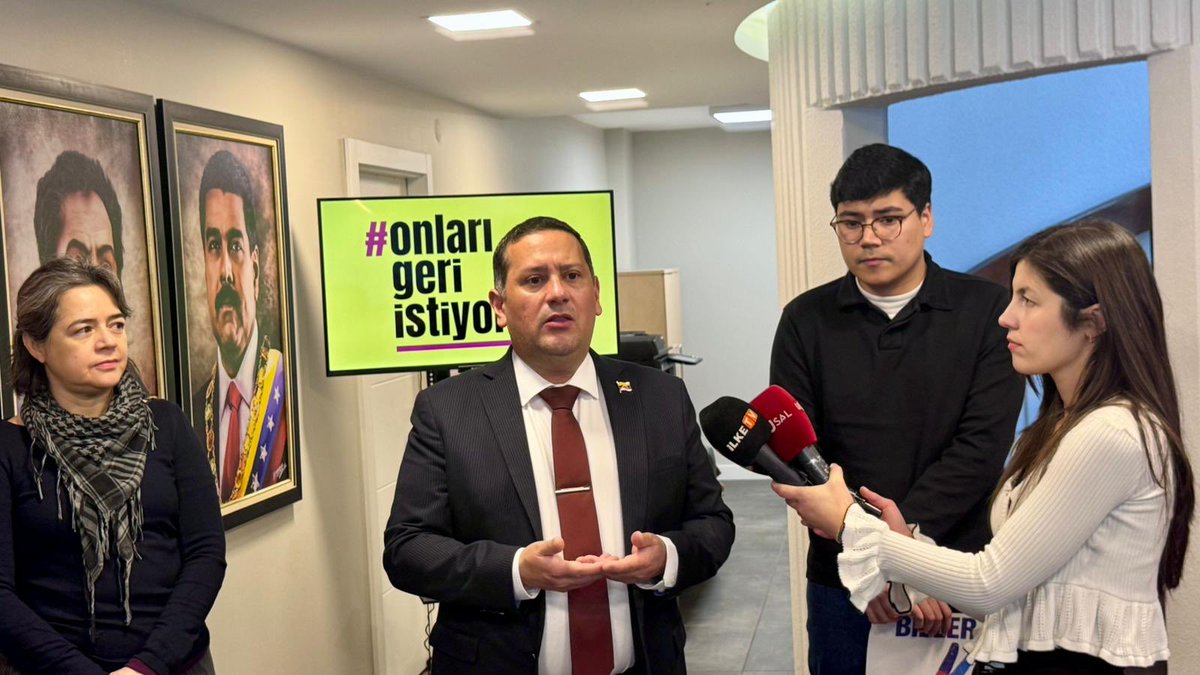 EmbaVenezTurk's tweet photo. Desde Türkiye, juventudes solidarias expresaron su respaldo a la soberanía de Venezuela y exigieron: los queremos de vuelta. 👉🏽✌🏽🇻🇪#03F
#LosQueremosDeVuelta #BringThemBack #OnlarıGeriİstiyoruz https://t.co/ym6jEObyei