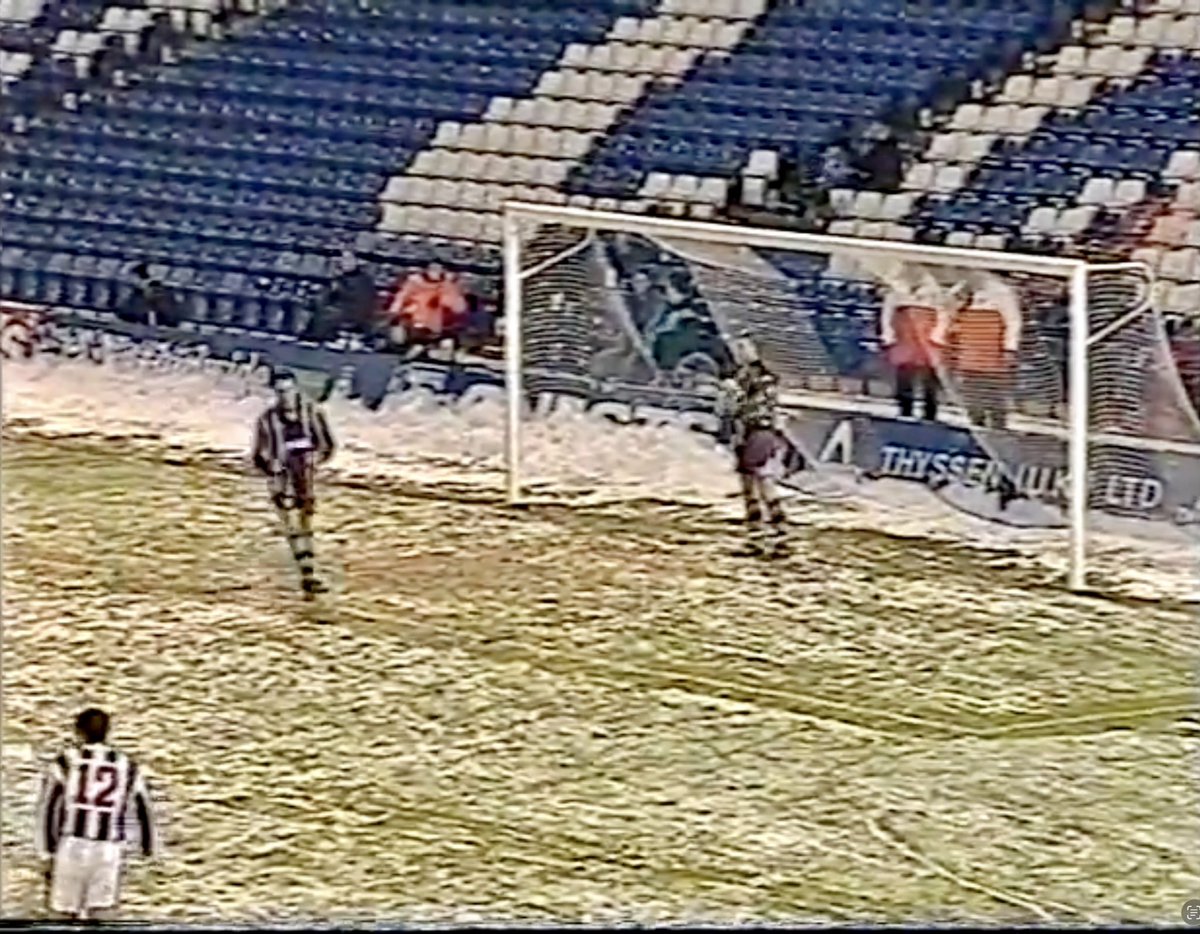 Points* on offer to anyone that can work out what’s going on in this, admittedly grainy, shot.

*points awarded carry no value whatsoever

#TRFC #SWA