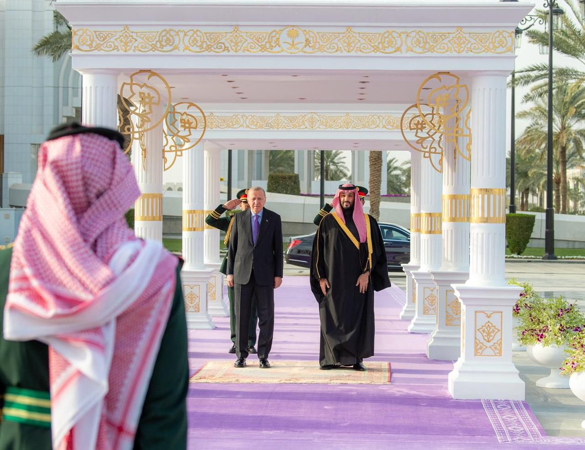 Badermasaker's tweet photo. سمو #ولي_العهد يستقبل في قصر اليمامة بالرياض رئيس جمهورية تركيا ويقيم مراسم استقبال رسمية لفخامته، ويعقدان جلسة مباحثات رسمية. https://t.co/tzGRZn0vUq