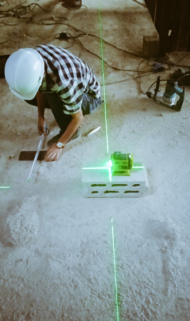 لامصبا آهن برسونید بهمون
 کارگرا بیکار موندن آهن ندارم نمای ساختمونو شروع کنن.
پول هم ندارم دیگه.🤦🏻🤦🏻
اعتصاب میکنم کار رو میخوابونم،،آمار اشتغال زایی دولت میاد پایینا...

فان قضیه هم اینه که: این مهندسمون هرموقع اینجوری لیزر میندازه خشت اول دیوار کج در میاد😂😂دیوار کج میشه😂😂