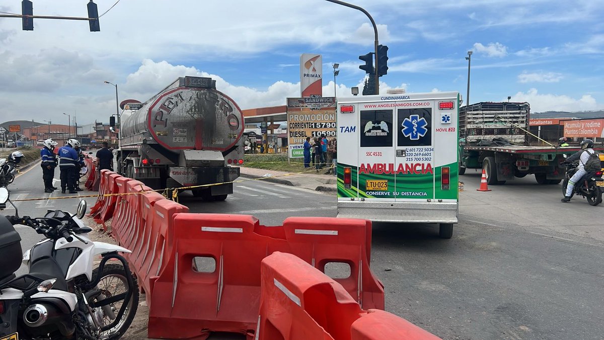 MovilidadSoacha's tweet photo. 🛑Reporte de Movilidad
⚫️Siniestro vial con fatalidad en la Autopista Sur, sector moteles, sentido Soacha–Girardot, entre carro tanque y ciclista.
Agentes de tránsito realizan labores pertinentes ante el siniestro en el lugar.
🚧Se recomienda tomar vías alternas como la Carrera 5 https://t.co/aw0vmLtaR5