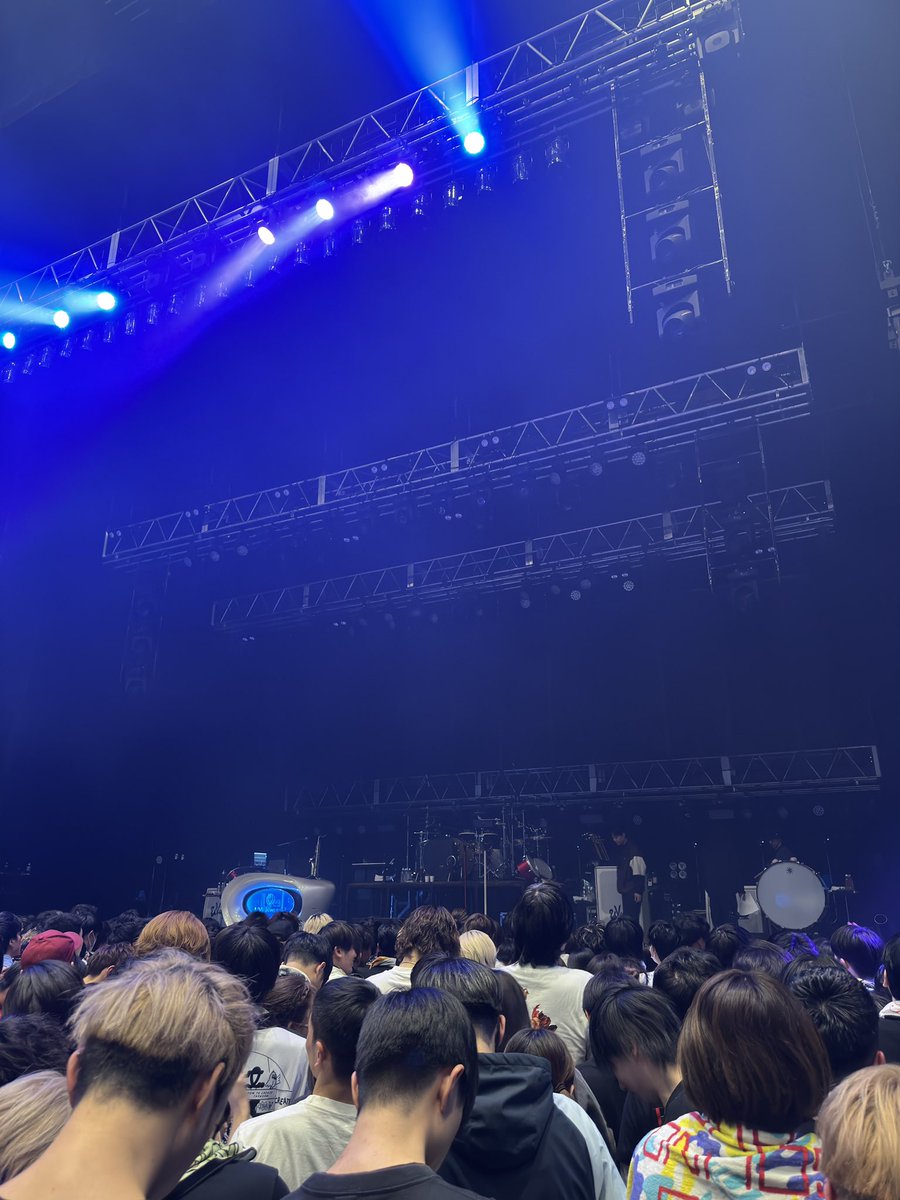 kanayu_end's tweet photo. UVERworld ZERO LAG TOUR 2026
KT Zepp Yokohama 初日！

個人的に最高のセトリで、TAKUYA∞も本能剥き出しで、終始激アツだった。

セトリもあんまり緩急なくて、常に熱かった笑

AWAYOKUBAもっと冷房効かせてくれ！笑

真太郎が｢熱いやろ、冷房欲しい？｣
で出してきたのが小型サーキュレーター。 https://t.co/vCUJ9KsejD