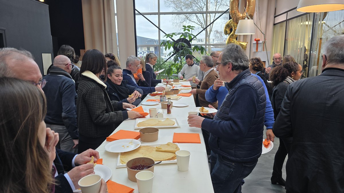 Orange Store tweet media