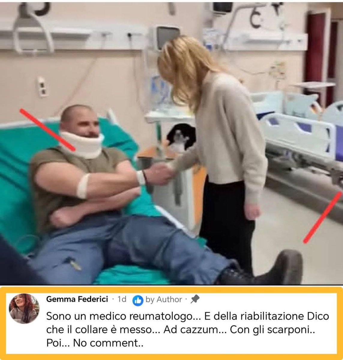 Di solito quando ti ricoverano, ti portano in reparto e ti assegnano un letto, la prima cosa che fanno è toglierti le scarpe, o i SCARPONI

Se poi serve anche Il collare ortopedico, che ha un suo verso per l'efficacia e nella foto non sembra essere quello giusto, deve essere