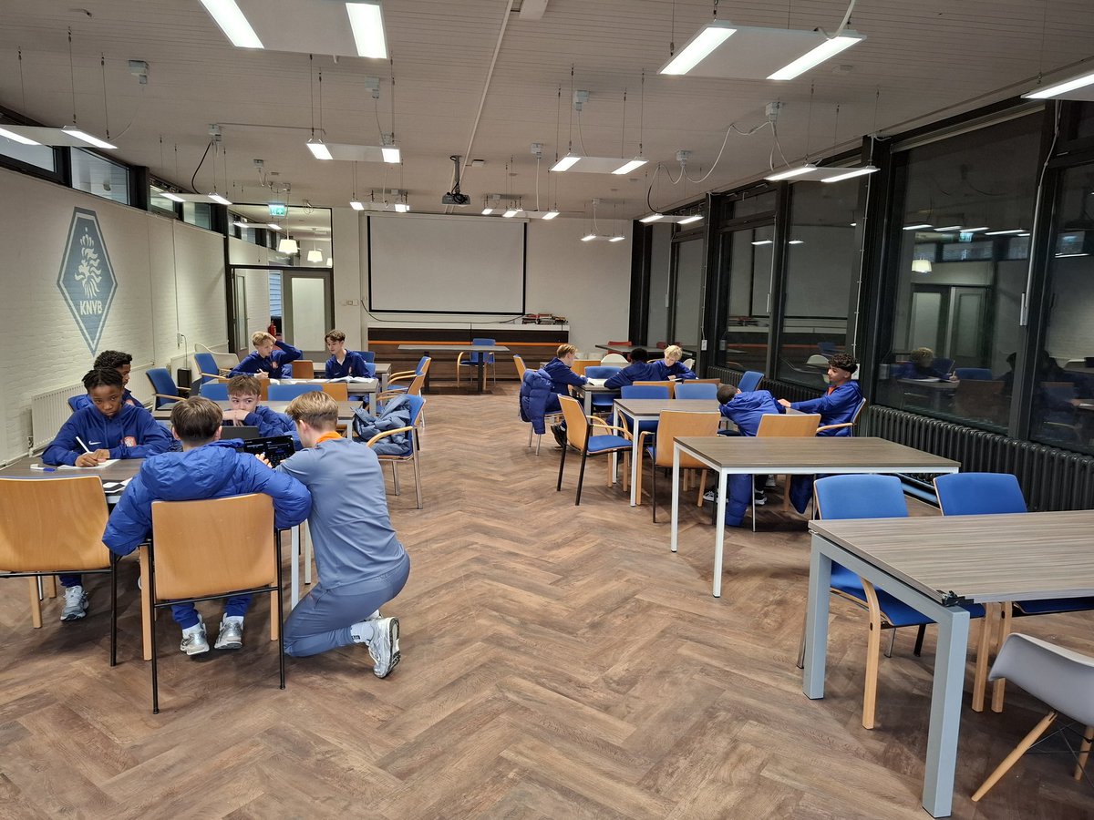 Riemenserik's tweet photo. Dat was me toch een mooie tweedaagse met JO15 Future nationaal bij @KNVB in Zeist. #hotel #trainen #studie #teammanager https://t.co/nV0hO8nfq3