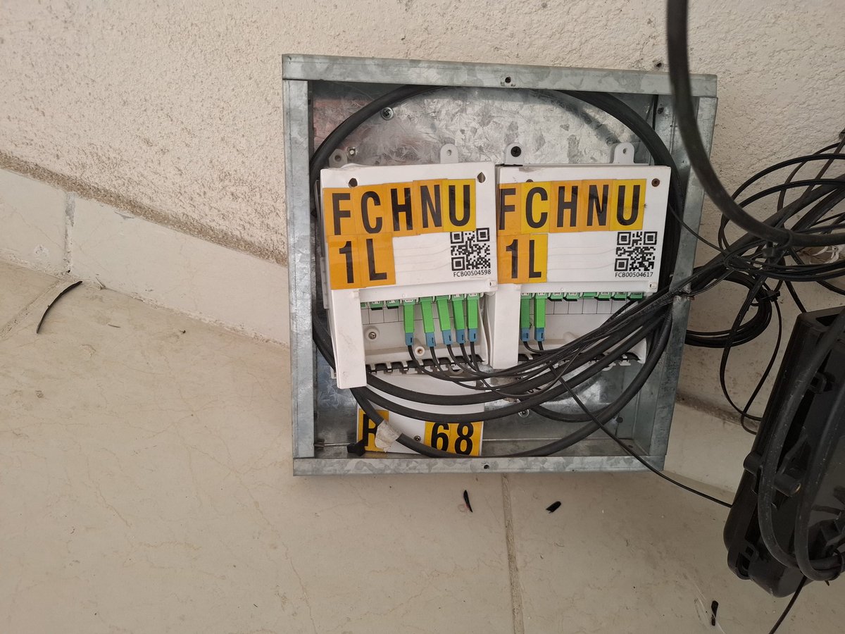 mcabral1891's tweet photo. @ClaroRD buenas estimado por cual vía se reportar esta situación este registro de fibra de ustedes en el cual brindan servicio a esta comunidad anda por el suelo ocasionando intermitencia del servicio https://t.co/Rd9d9HKB8T