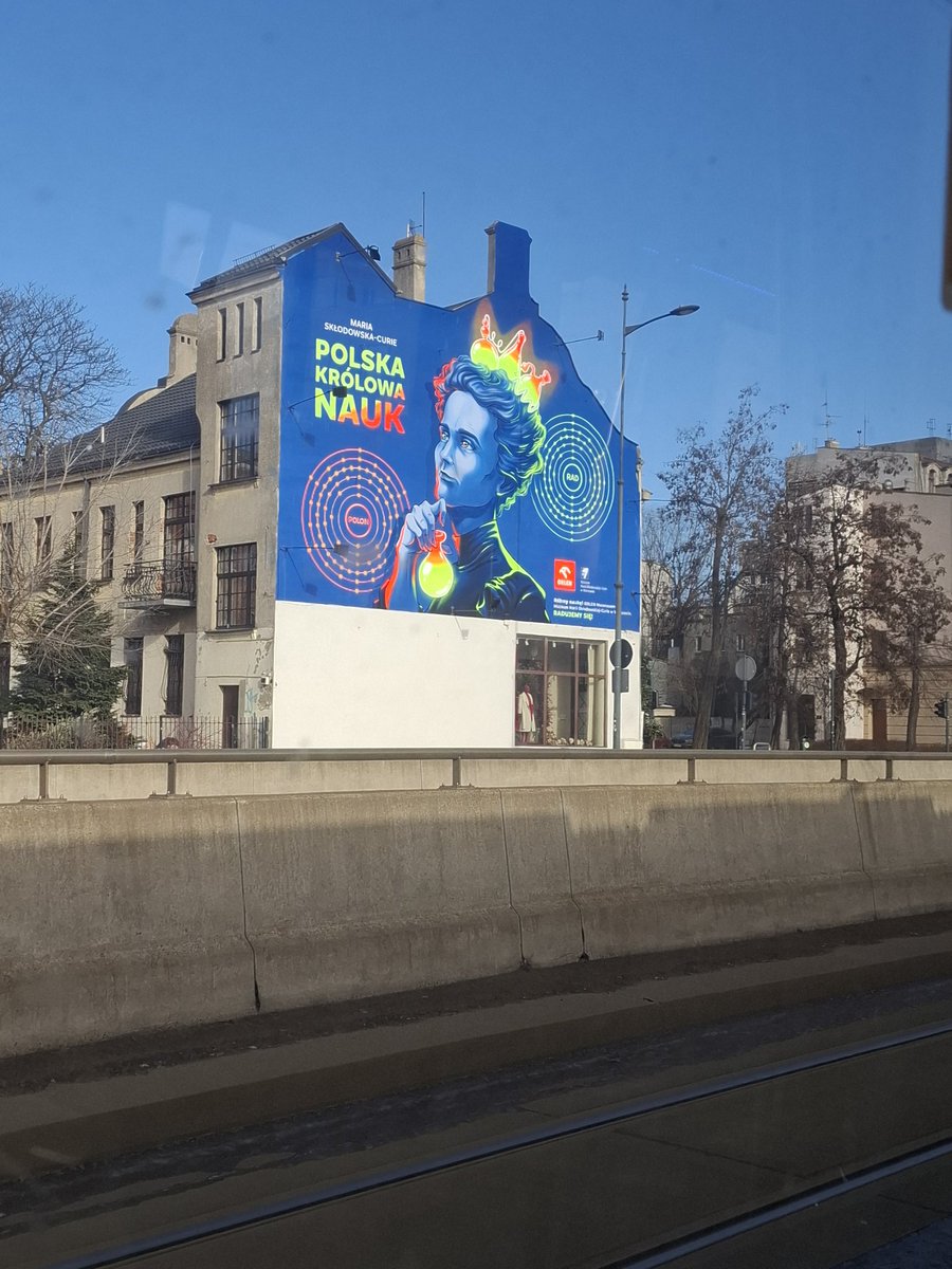 W Łodzi jest taki zajebisty mural z Marią Skłodowską-Curie a w nocy jeszcze lepiej wygląda